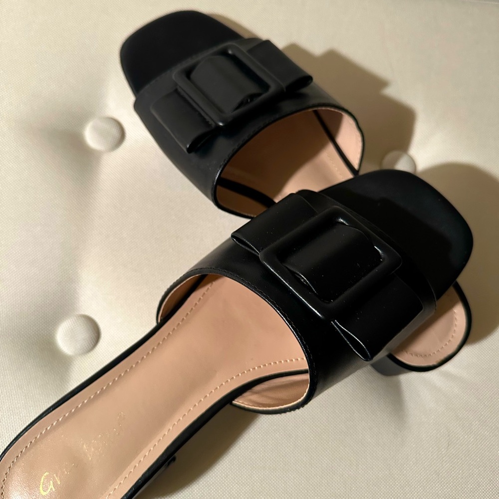 Adorable black bow slides, like new.
